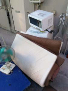 江東区で電子レンジ、布団の回収を承りました。