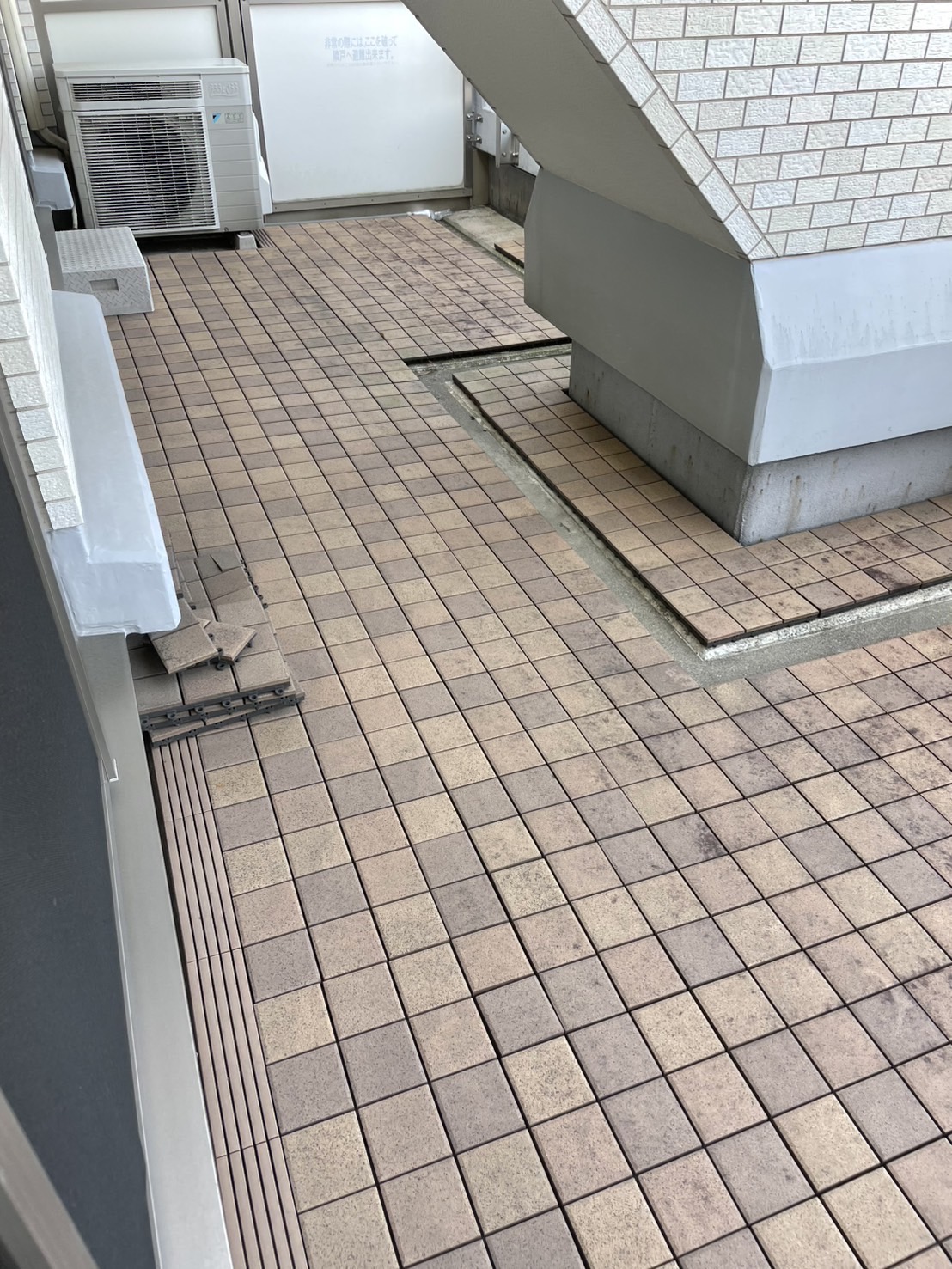江東区でバルコニータイル、当日回収処分を承りました！！ - お客様の